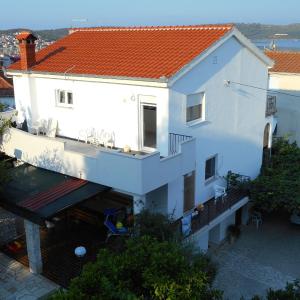 Apartments with parking space Trogir - 11316