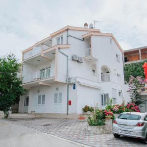 Apartments with parking spaces Mastrinka, Ciovo - 11283