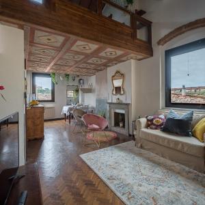 Via Lamberti, 3 - Florence Charming Apartments - Charming and historic 5th-floor attic apartment with elevator in a building at the heart of vibrant Florence, just a 2-minute walk from all attractions