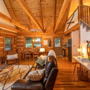 Creekside Cabin - Seven Devils,NC - Pet-Friendly, Close to Skiing & Hiking, and the Apline Coaster!