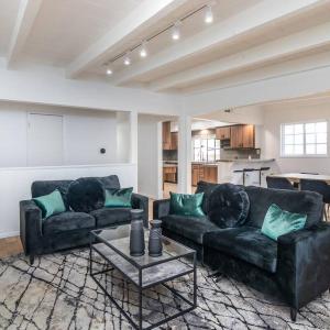 4 Bedroom house large pool & spa in prime location