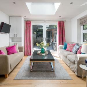 JOIVY Elegant London Stay - 2BR with Garden in Battersea