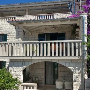 Apartments by the sea Bol, Brac - 13121