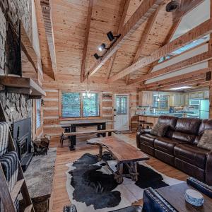Bear Pause Cabin 3 BR/3BA Amazing view of the Lake