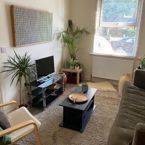 35 mins to central London. 3 bedrooms. 2 bathrooms with garden