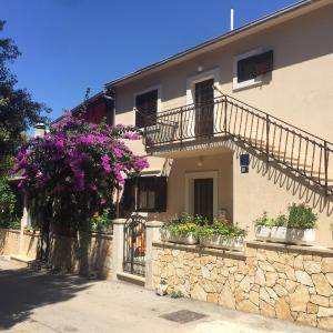 Apartments by the sea Mirca, Brac - 2886