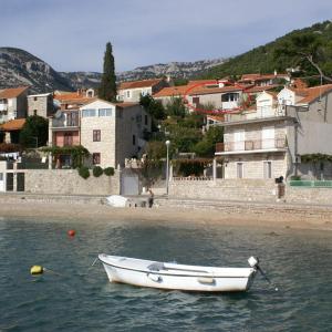 Apartments by the sea Bol, Brac - 2905