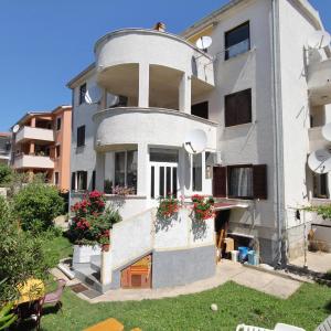 Apartments with a parking space Baska, Krk - 5443