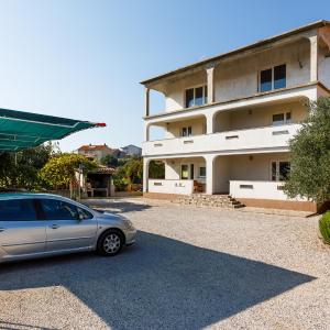 Apartments with parking space Kornic, Krk - 5306