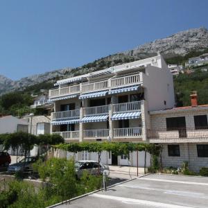Apartments with parking space Pisak, Omis - 5154