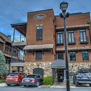 Perch 2 - Downtown Condo | Walk to Dining and Shops | Luxury and Modern
