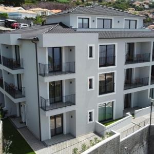 Dona I Apartments at Botanical Garden