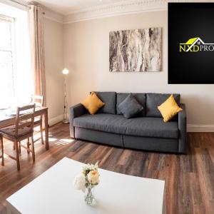 Bright, Spacious West-End Flat, Near University