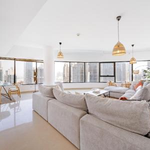 Spacious 3BR with 180˚ Dubai Marina Views