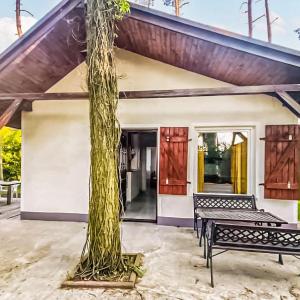 1 Bedroom Lovely Home In Kamionki Male