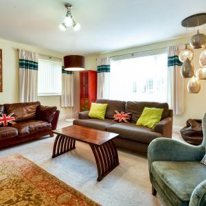 Spacious 4 Bedroom home with Parking Garden - Pass the Keys