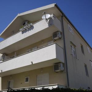 Apartments by the sea Makarska - 15840