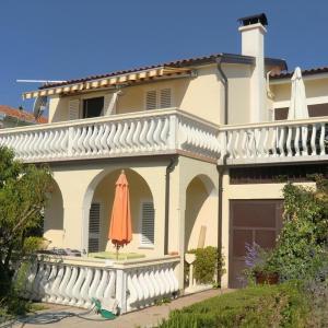Apartments with parking space Vir - 17069