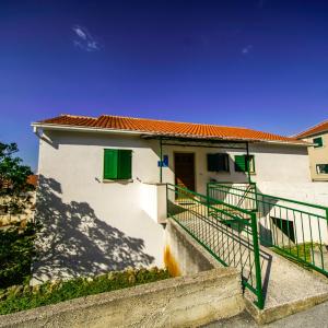 Apartments with parking space Postira, Brac - 18472