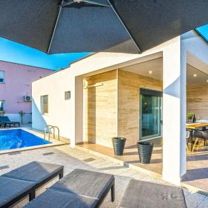 Luxury villa with a swimming pool Vir - 19346