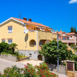 Apartments with parking space Kornic, Krk - 19478