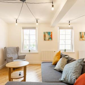 Central, Bright 2 Bed Flat