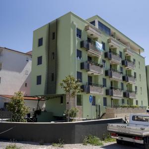 Apartments with WiFi Stobrec, Split - 19767