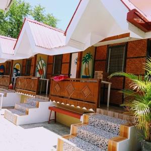 Sandstorm Lodge and Cafe