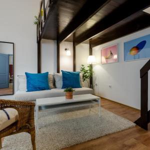 Quiet Cozy Apartment in Party Street e1