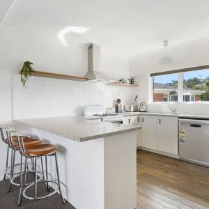 Renovated Takapuna 2BR Apt l Parking l Skytower