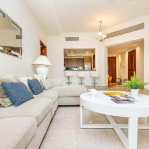 Bespoke Holiday Homes - Palm Jumeirah- 2 Bedroom Beach & Pool Access, South Residence