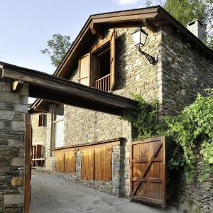 La Caseta de Queixans con chimenea
