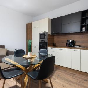 Modern 2BD 2BA Designer Apartment - Prime Location by Flat Mаnager