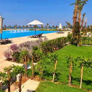 Luxurious Sea view 2 BR & private Garden to the pool at Mangroovy