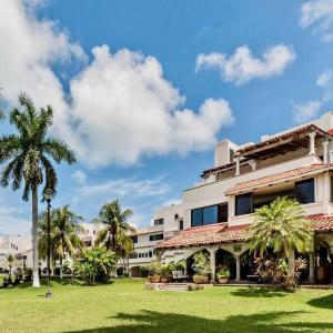 Elegant Lagoon front Villa by CASA PARAISO