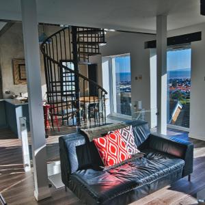 Detached with Amazing Sea Views and Hot Tub