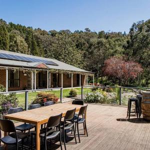 'Omaroo' Homestead Escape amongst Rolling Hills