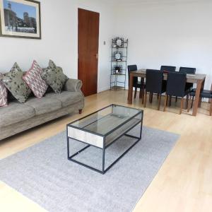 Charming 2 bed apt close to City and SEC Hydro