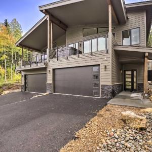Townhome with Hot Tub Across From Ski Lifts!