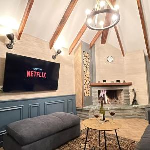 Heart of Tirana Cozy Loft with Fireplace