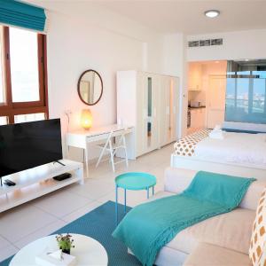 Luxury on the Palm with Marina view balcony