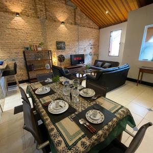 Casa de Tijolos com Churrasqueira Vila Fechada