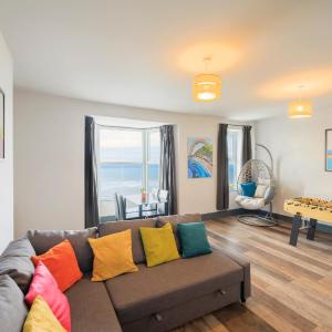 Seafront apartment with balcony, parking and sea views