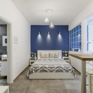 NAVA Apartment in the center with private parking of stayinthess