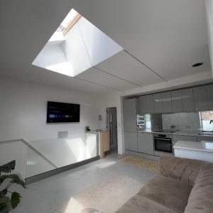 Stunning Contemporary 2 Bed Apartment With Parking