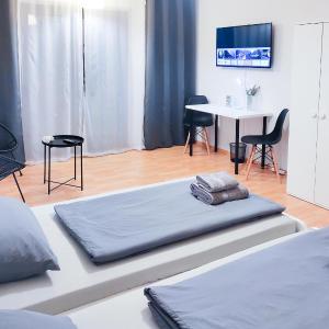 ALFA Apartment Stuttgart Mitte 2 Zimmer City-Lage Berliner Platz Balkon Netflix Küche WM l 2BR 5 Beds 6 People l Fully equipped Kitchen & Bathroom