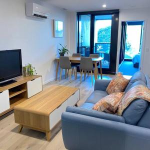 Central Canberra City apartment with study and full amenities including parking