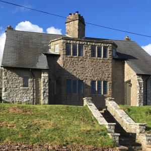 Cosy Arts & Crafts Cottage with stunning views
