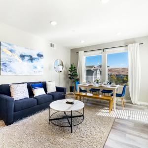 Sparks Marina 2BR - Mountain Views, Pool & Gym