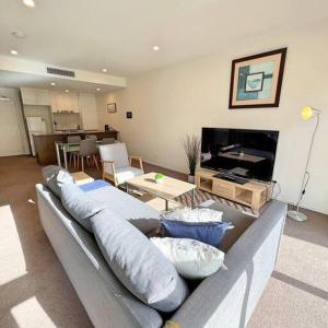 Bright 1BD with Private Office - Braddon